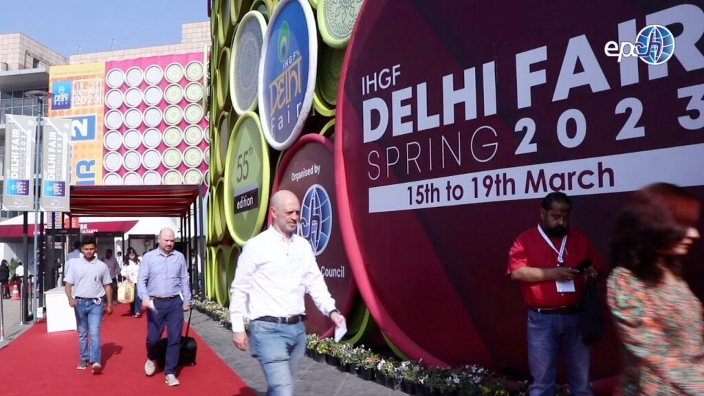 people visiting ihgf delhi fair